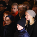 17. november: Kronprinsessen og barna deltar under minnemarkeringen for ofrene i Paris i borggården utenfor Oslo Rådhus. Foto: Sven Gj. Gjeruldsen, Det kongelige hoff